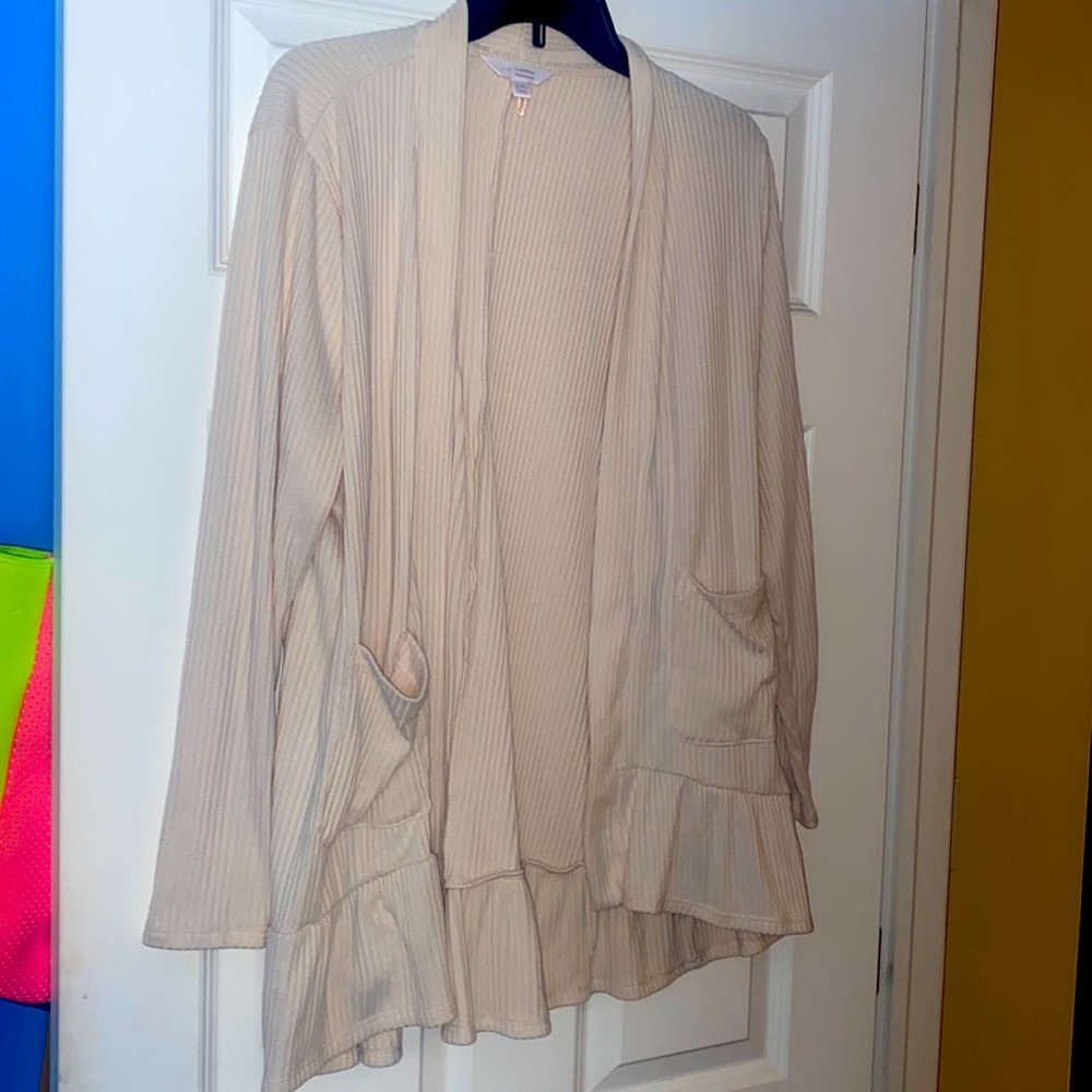 Cream-colored long sleeve cardigan with pockets